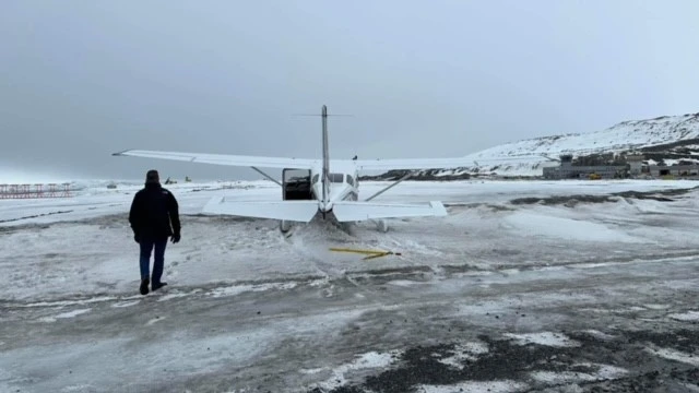 The aircraft stopped in a low snow bank.