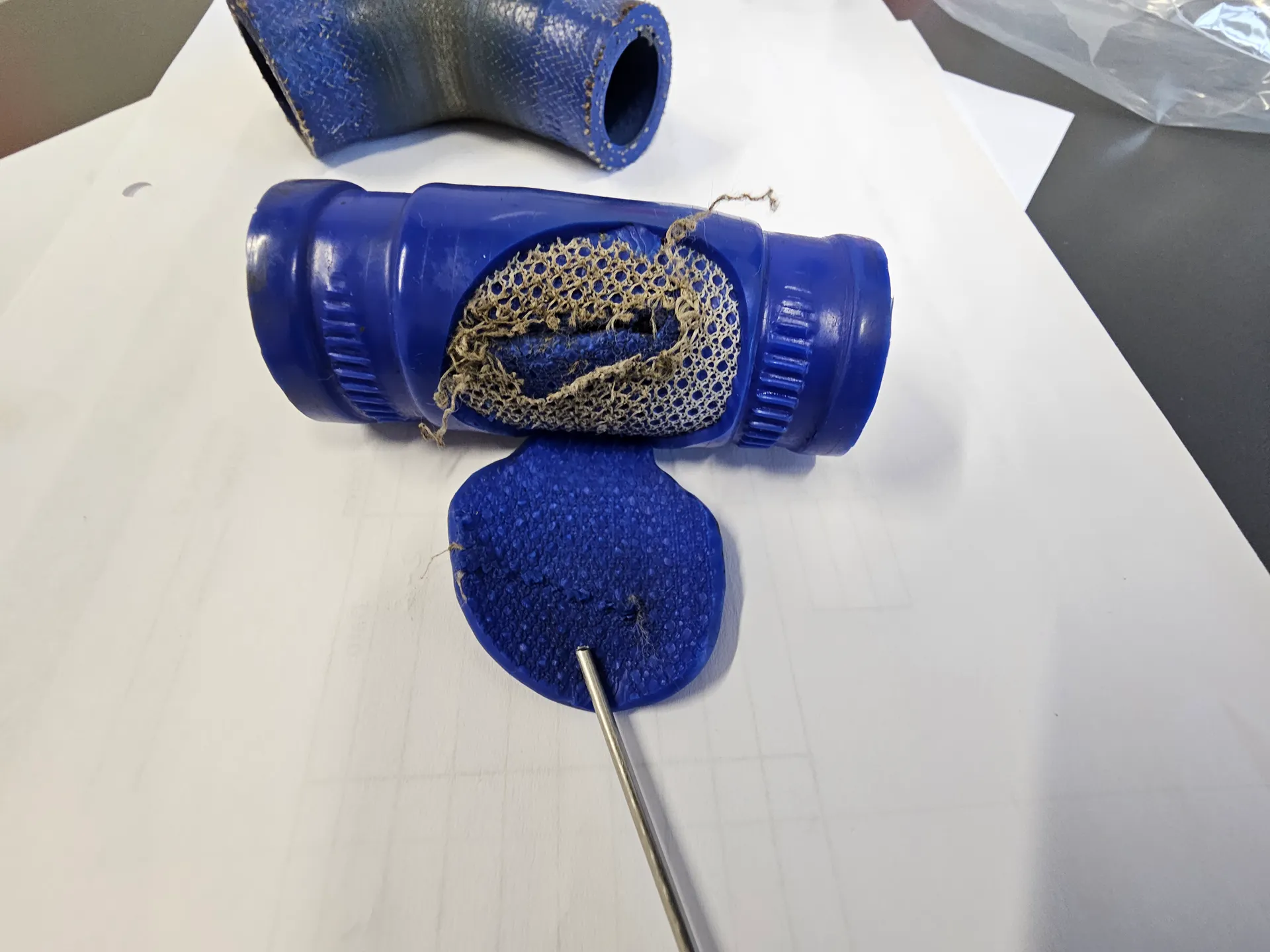 Defekt kølevandsslange efter afmontering fra 3-vejsventilen.