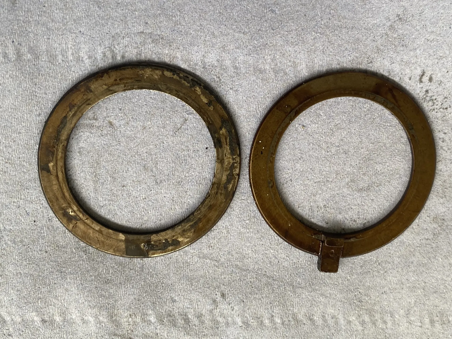 Bearing no. 8 thrust plate. The LH side thrust plate found in the engine without an anti-rotation tab. The RH side thrust plate was a new thrust plate with the anti-rotation tab.