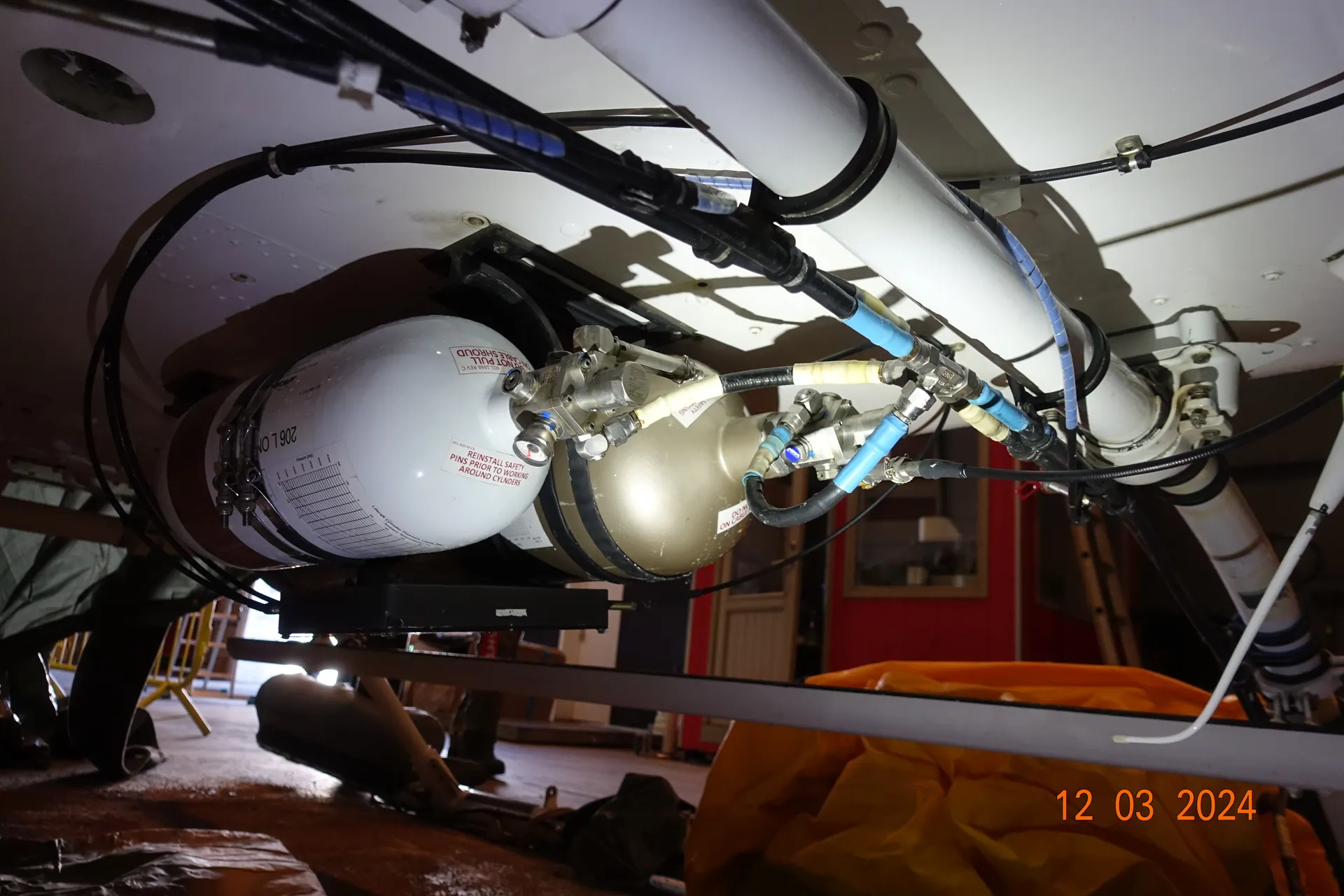 Gas reservoirs and hose lines on the belly of the helicopter
