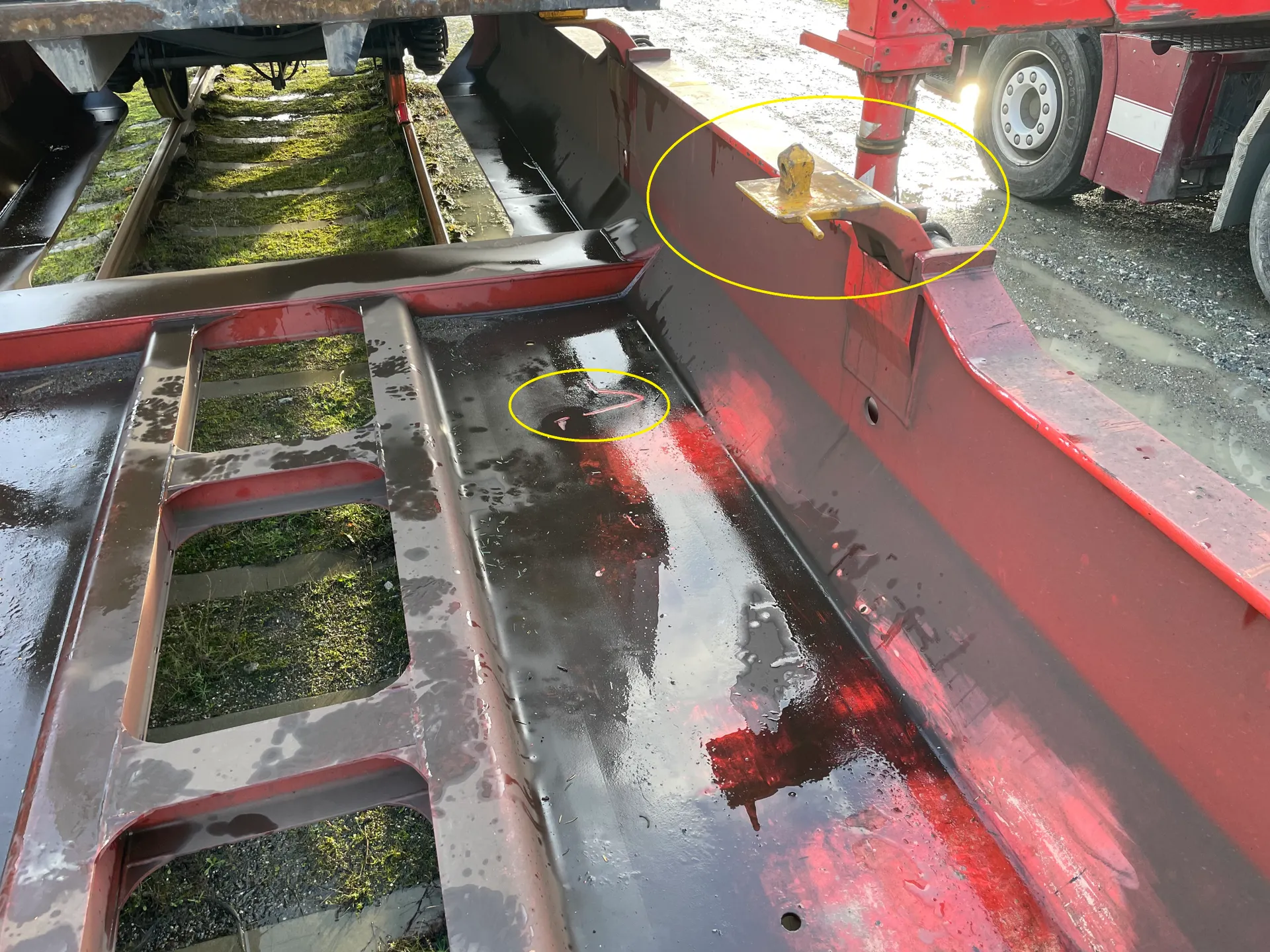 Foto af den tomme lommevogn/containerbærevogn.