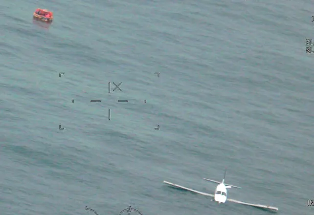 The figure shows D-EOSE floating on the surface with the pilot and the passenger onboard the life raft.