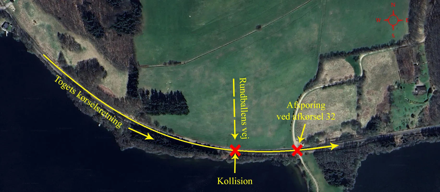 Figur 1 viser et oversigtskort, hvor der nederst på figuren er tegnet et jernbanespor, med en indikering af togets retning fra vest med øst. Nord for dette spor ses en mark, med en indikering af at rundballen er kommet fra marken mod nord, og er rullet ned i sydgående retning mod sporet. I forlængelse heraf, er der et rødt kryds på sporet, der viser hvor toget kolliderede med henholdsvis frontlæsser og rundballe. Længere mod øst på sporet, findes endnu et rødt kryds, der er markeret i overkørsel 32. Dette røde kryds markerer hvor toget afsporede.