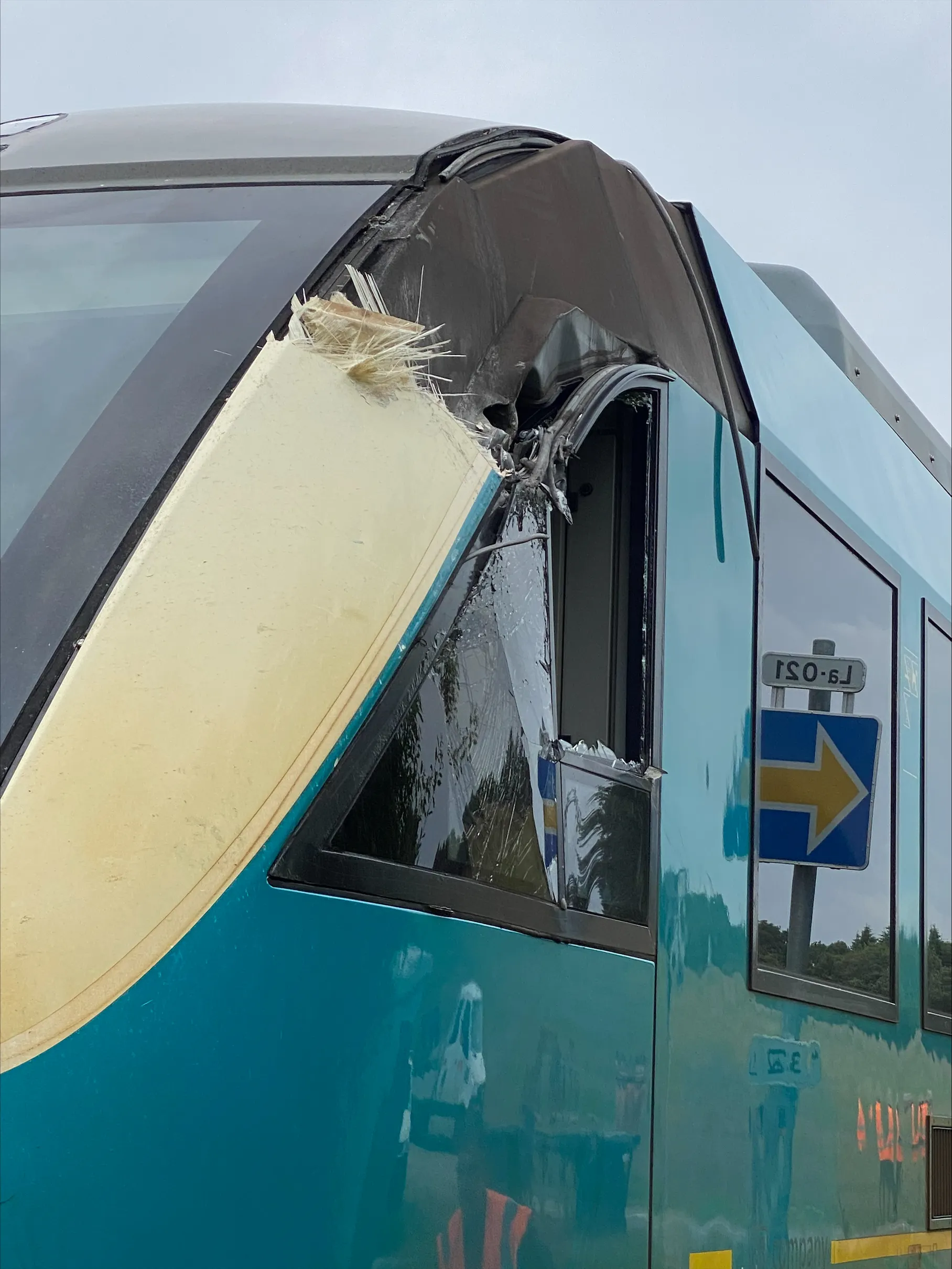 Skader på togets front.