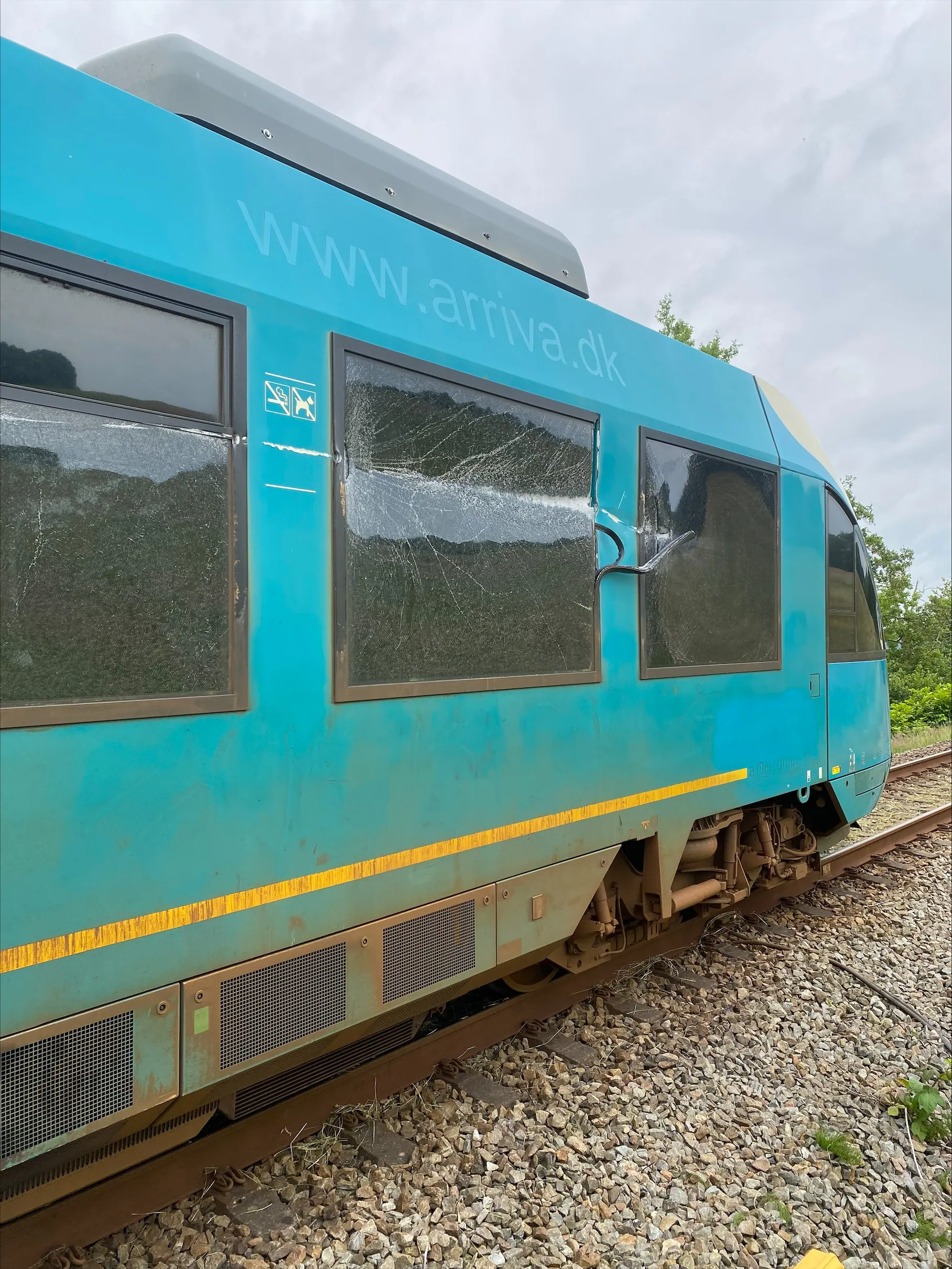 Skader på togets vognkasse og ruder udvendigt. 