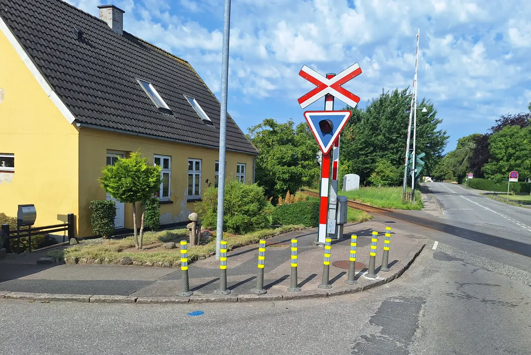 Opsatte markeringsstolper på hjørnet af Birkevej og Sorøvej set fra Sorøvej.