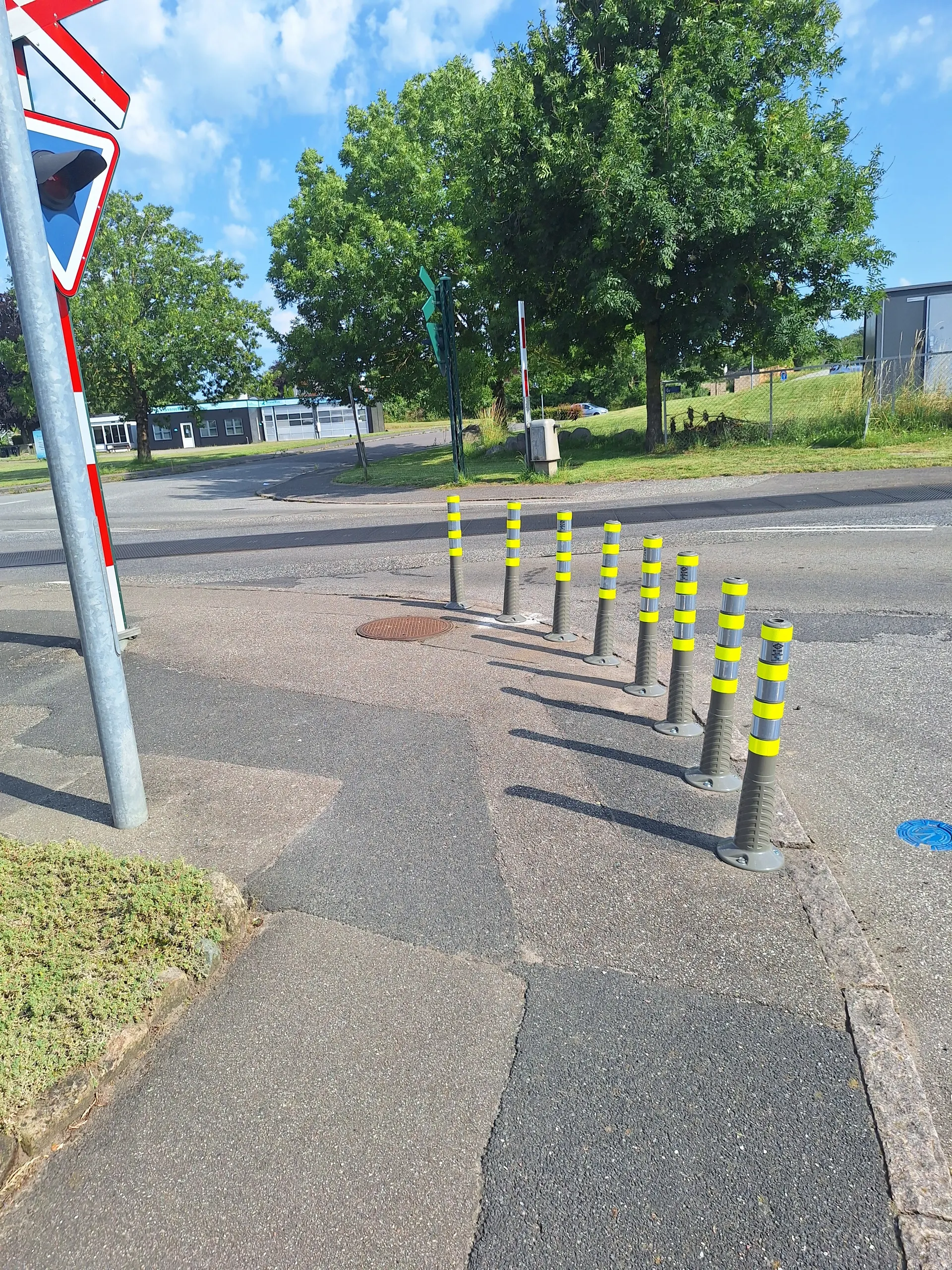 Opsatte markeringsstolper på hjørnet af Birkevej og Sorøvej set fra Birkevej
