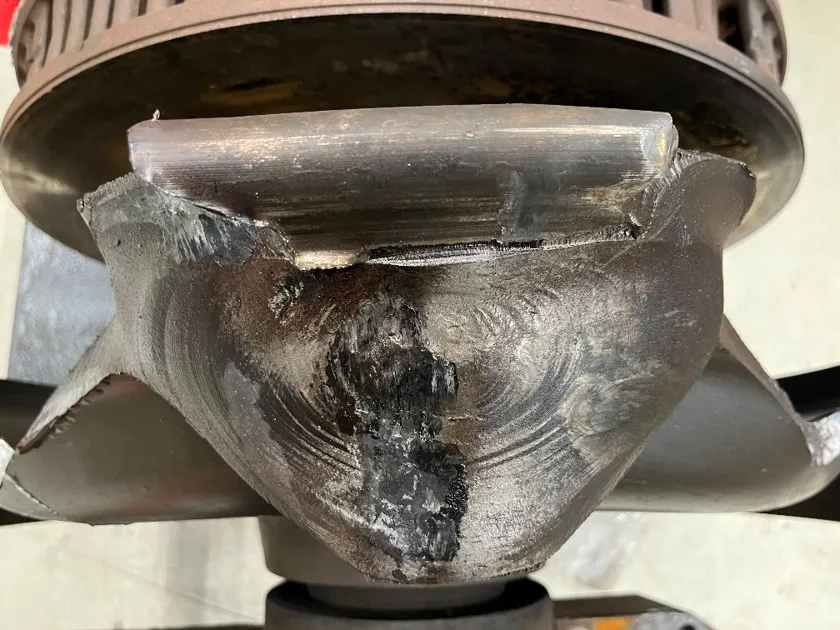 Foto 2. Initieringspunkt 15 mm under løbefladen ses her efter fritlægning af området