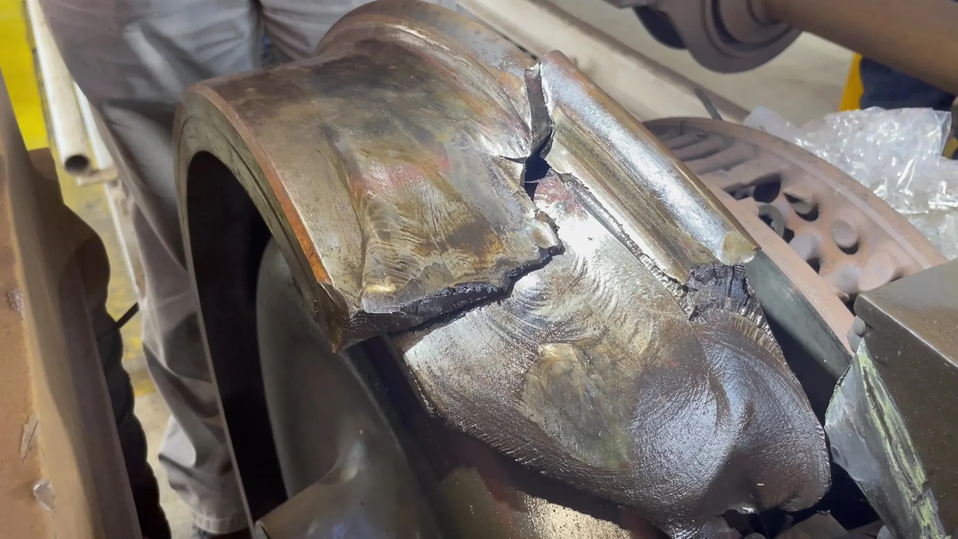 Foto 3. Det havarerede hjul ved undersøgelse i Aarhus d. 20-09-2023. Hvilelinjer ses brede sig i et ringformet mønster fra et punkt under den resterende løbeflade.