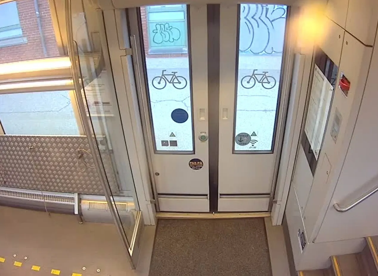 Billedet fra togets lagrede dørovervågning. Billedet er klippet til, så det svarer til visning i skærmen på førerbordet, umiddelbart inden toget blev igangsat. Passageren stod til venstre for indstigningsdøren.