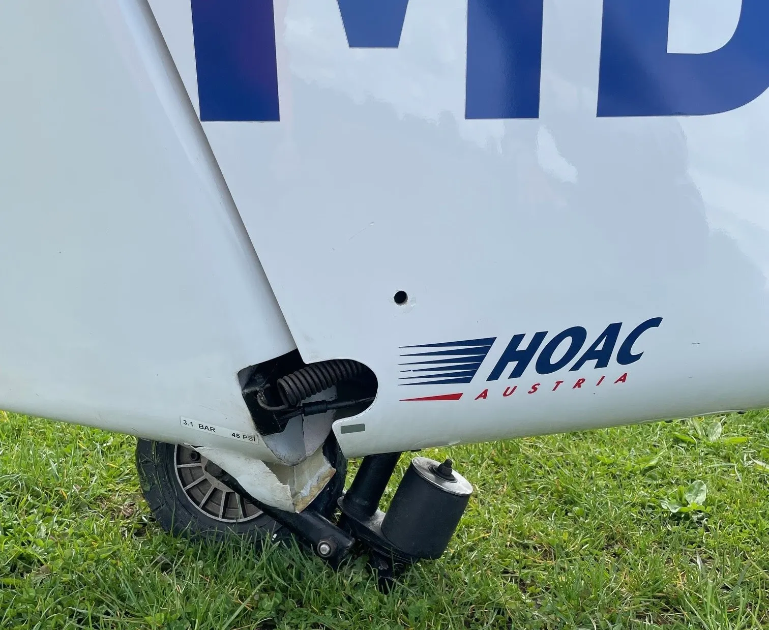 Foto 1. Skader på motorsvæveflyet