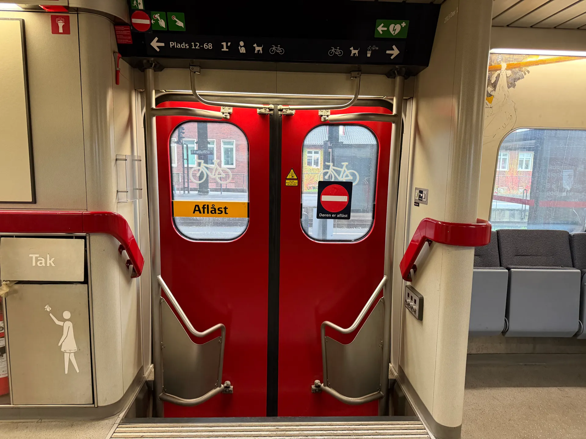 Aflåst dør på litra ER set inde fra toget.