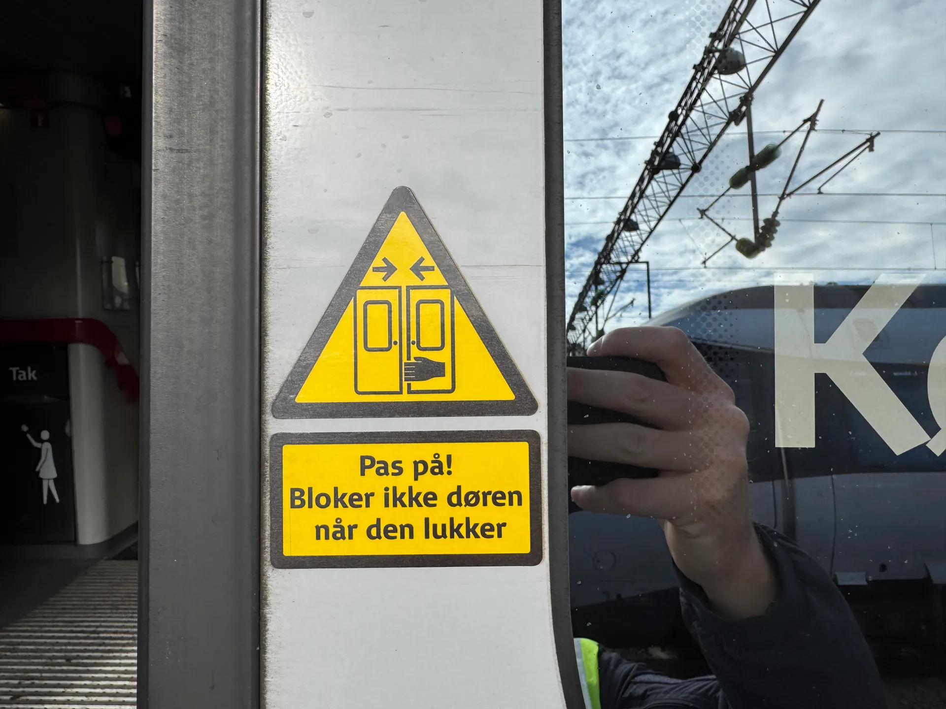 Advarselspiktogram samt mærke med tekst.