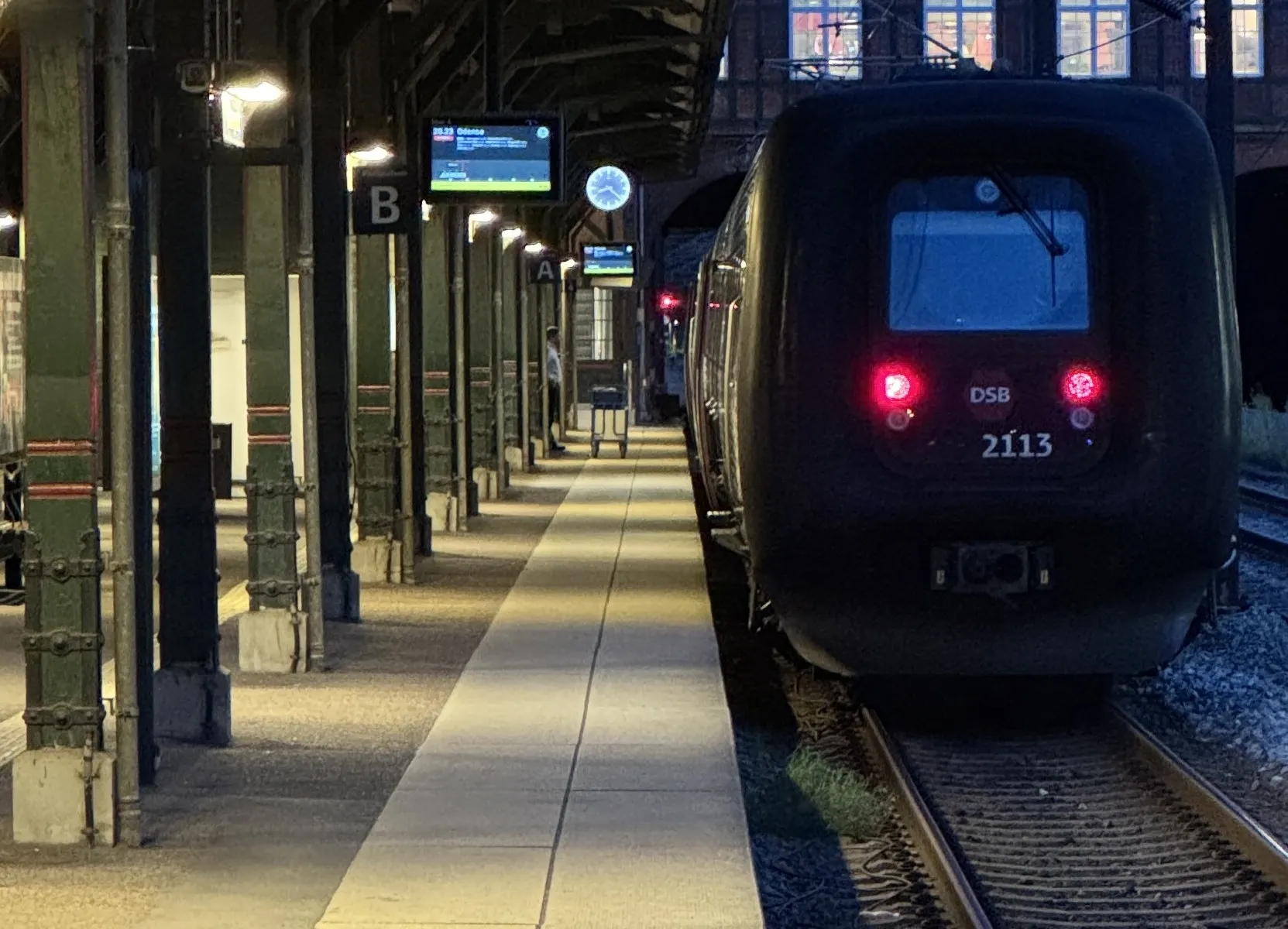 Østerport Station spor 4 set fra Tgfs skønnede placering ved andet togsæts næst-bagerste dør på afgangstidspunktet (på dette foto holder der kun et ER togsæt i spor 4).