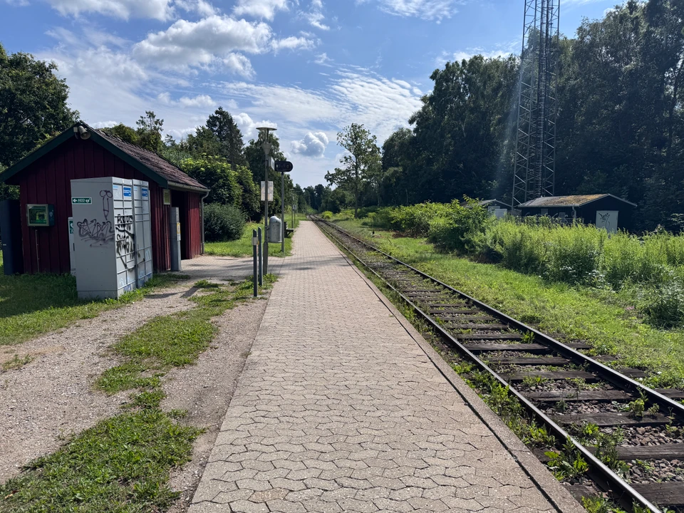 Spor og perron ved Kildekrog trinbraet set i retning mod Hornbaek.