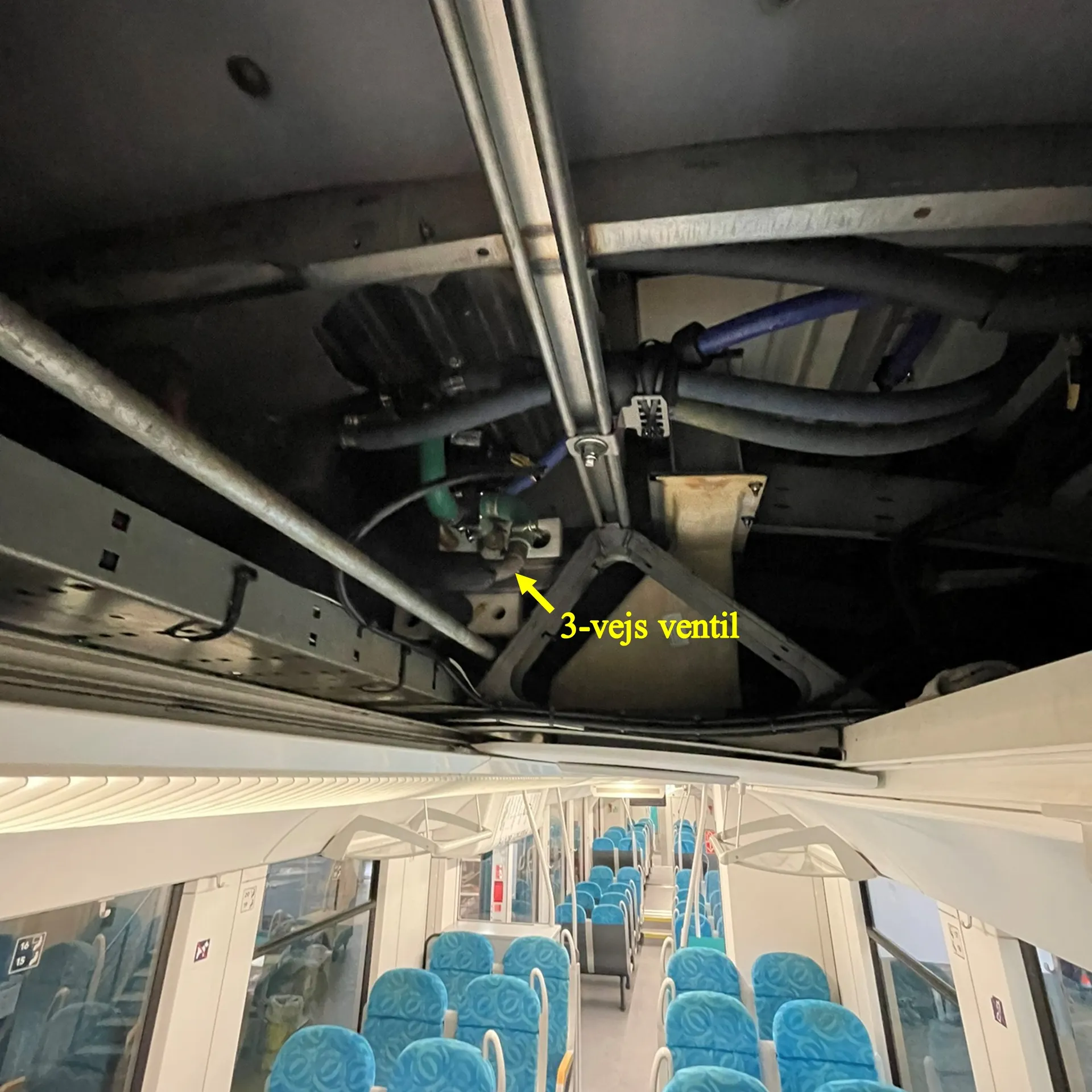 Loftet over passagerafdelingen, hvor 3-vejs ventilen med den defekte kølevandsslange var placeret.